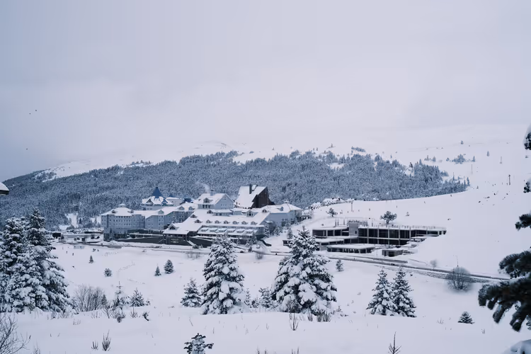 Hot Springs vinterferiested i snødekte fjell