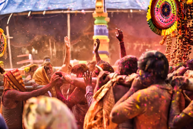 Menschen mit Farbpulver bedeckt beim Holi-Fest