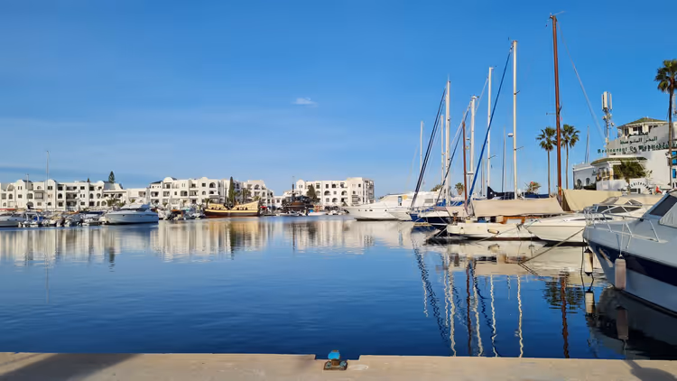 Yachter og båter ved marinaen i Sousse