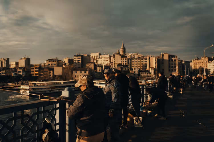 Рыбаки на Галатском мосту на фоне Стамбула