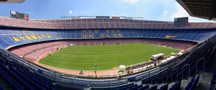Tribünleri ve sahasıyla Camp Nou stadyumunun panoraması