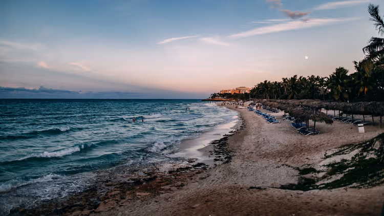 Varadero strand ved solnedgang med palmer og solsenger
