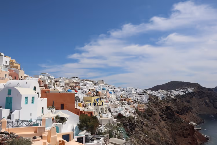 Klippe und weiße Häuser in Oia auf Santorini