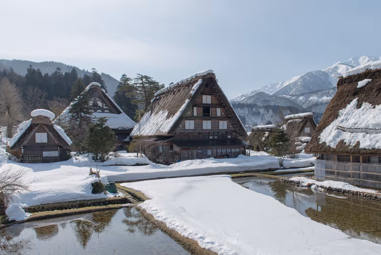 Verschneite Gassho-zukuri-Häuser in Shirakawa-go im Winter