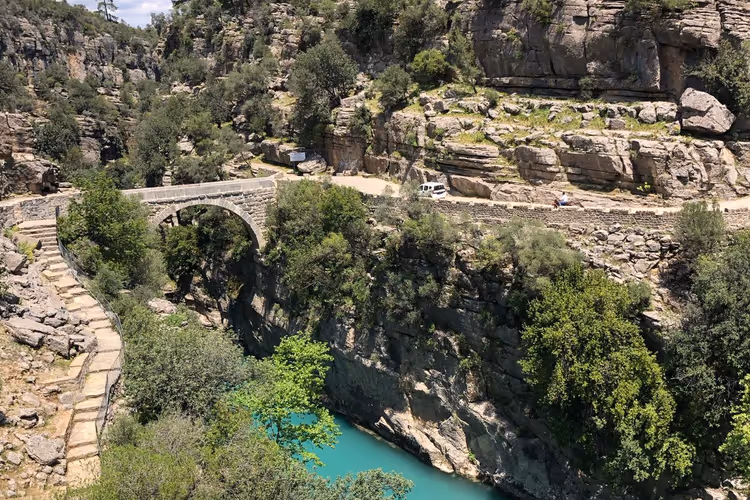 Stenen boogbrug in Köprülü Canyon