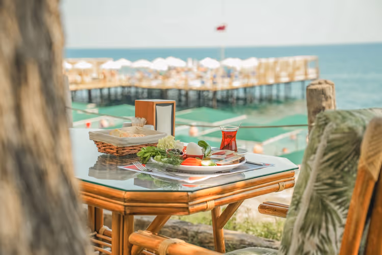 Frokost på terrassen med utsikt over havet og bryggen