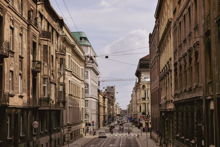 Straße mit historischen Gebäuden und Straßenbahnoberleitungen in Zagreb