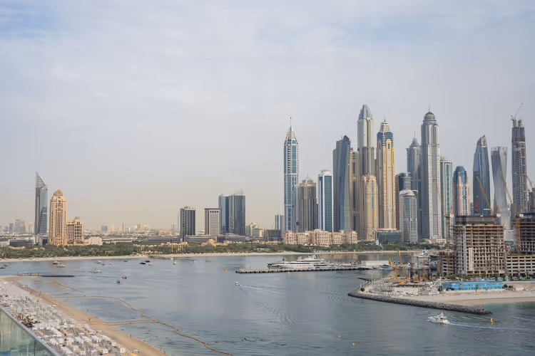 Skyskraperne i Dubai Marina ved vannet på en klar dag