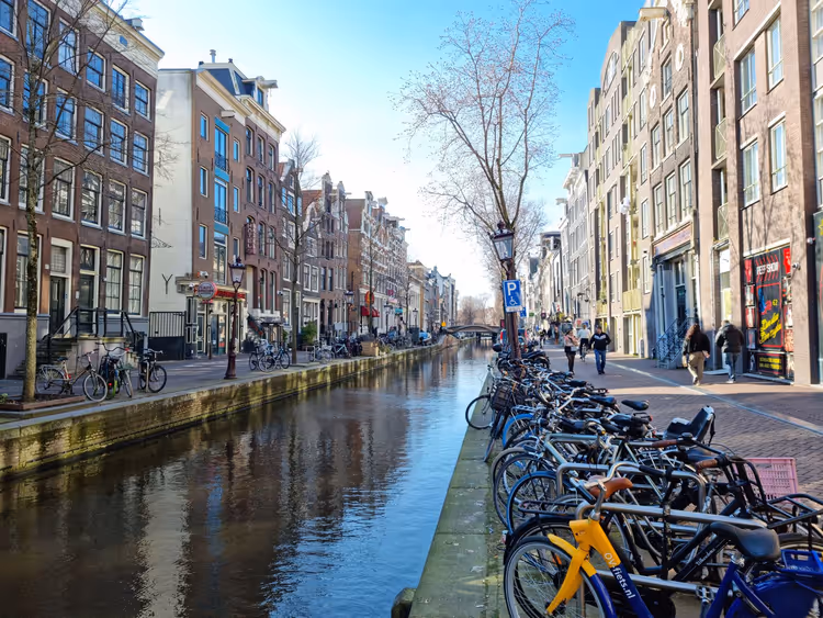 Sykkel på en kanalkant i Amsterdam