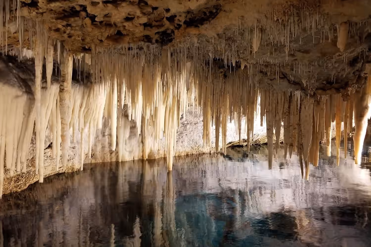 Stalaktitter og stalagmitter i en kalksteinsgrotte