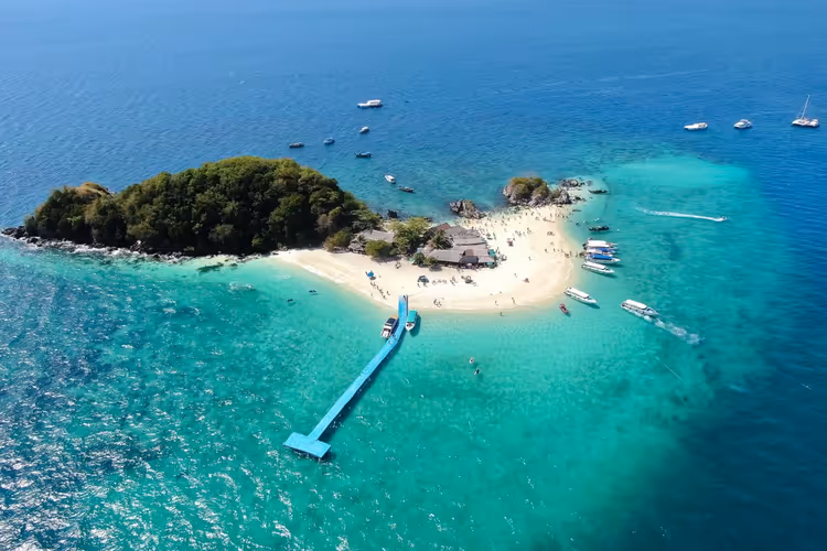 Wit zand en turquoise water voor de kust van Phuket