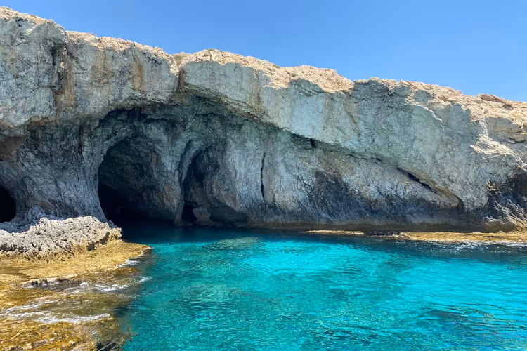 Meereshöhle am Kap Greco in Zypern