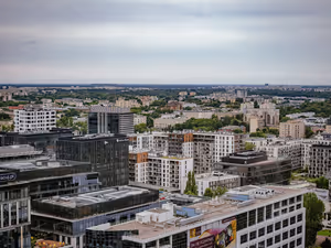 Moderne Büro- und Wohnblöcke in Warschau von oben, grüne Stadtviertel reichen bis zum wolkenverhangenen Horizont
