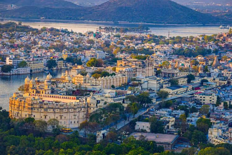 Stadtpalast von Udaipur über dem Pichhola-See