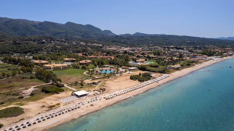 Luchtfoto van strand en hotels aan de kust van Corfu