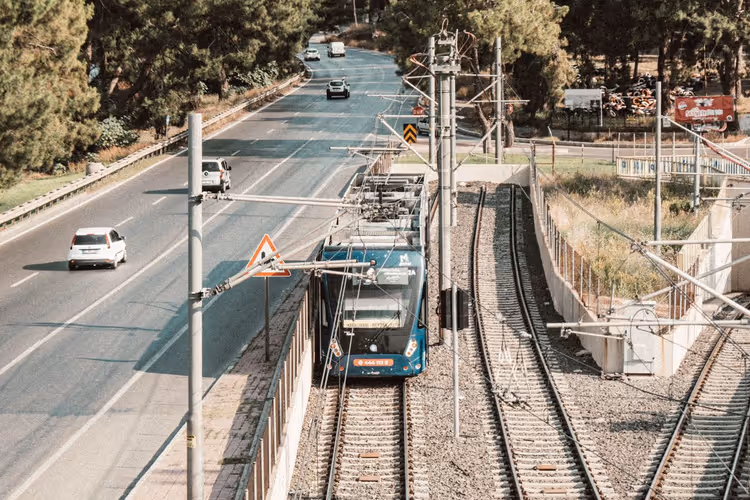 Straßenbahn auf einer Straße im Zentrum von Antalya