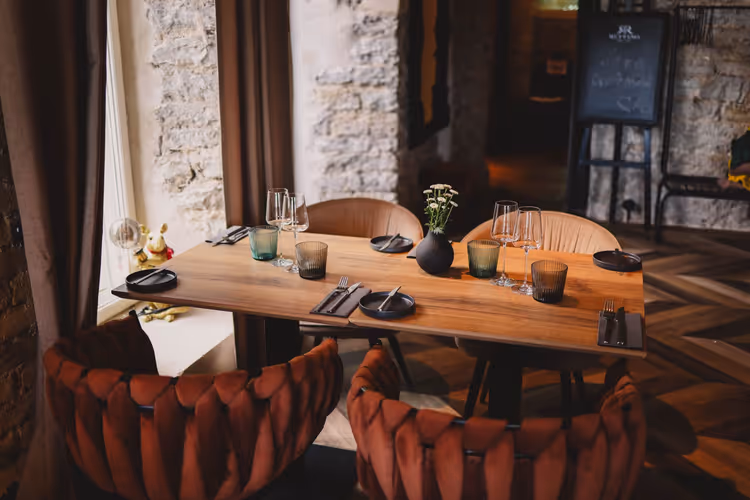 Dekket bord i en koselig restaurant med steinvegg