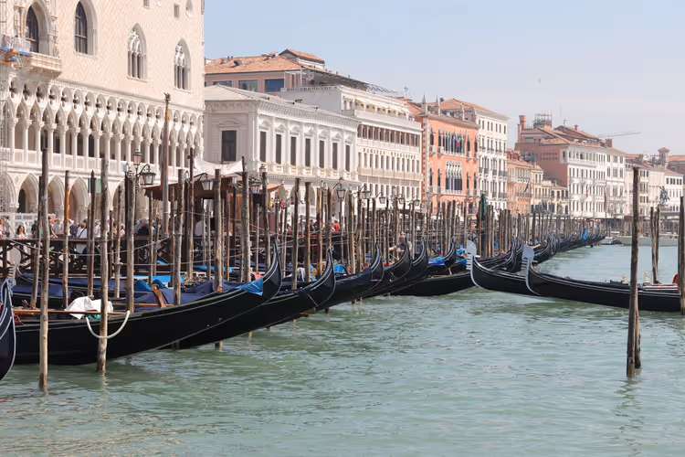 Gondeln an einem Anleger am Canal Grande in Venedig