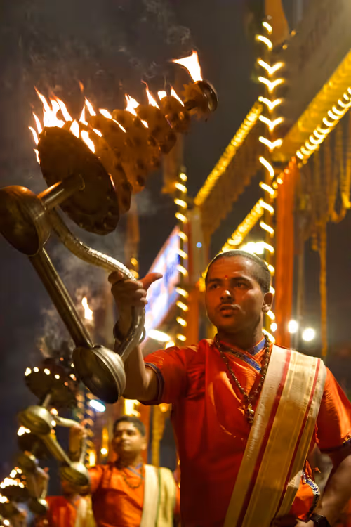 Lampade a olio sui ghat di Varanasi di notte