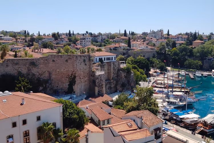 La vieille ville de Kaleiçi et le port d'Antalya vus d'en haut