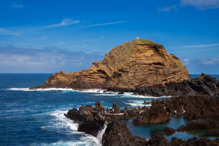 Klippene og de naturlige bassengene i Porto Moniz på Madeira