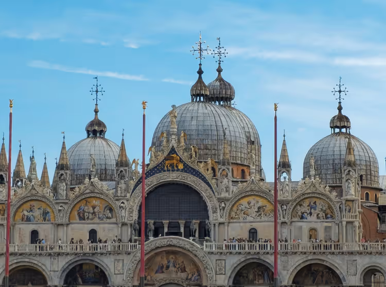 Kuppeln und Mosaikfassade des Markusdoms in Venedig