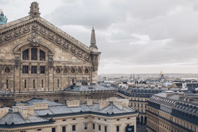 Fasaden til Palais Garnier over takene i Paris