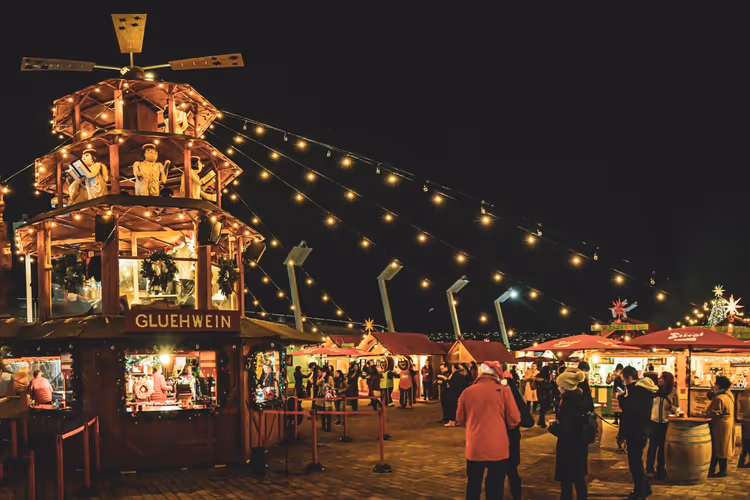 Abendliche Lichter und Buden auf einem Weihnachtsmarkt