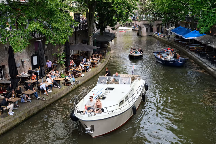 Ausflugsboote und Cafés entlang der Utrechter Gracht
