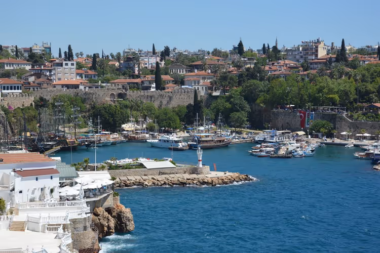 Alter Hafen und Hafenbecken von Antalya