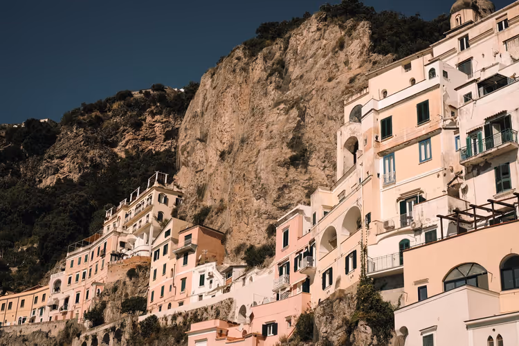 Huizen van Amalfi gestapeld op een rotshelling