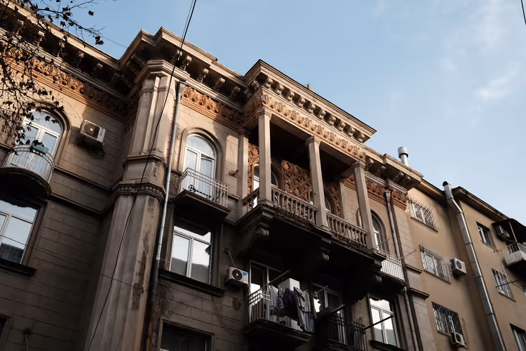 Oud woongebouw met balkons in Tbilisi