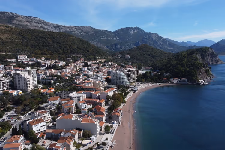 Adriaküste bei Petrovac von oben