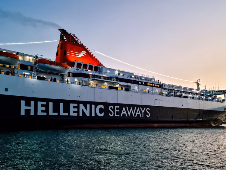 Gresk ferge Hellenic Seaways i skumringen