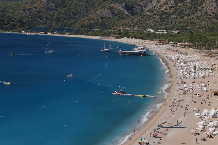 Панорама пляжа Олюдениз с морем и зонтами