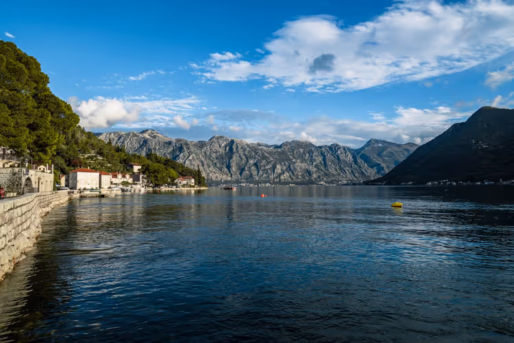 Bucht von Kotor und die Stadt Perast vom Wasser aus