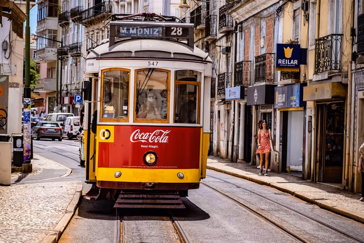 Gul trikk i en gate i Lisboa