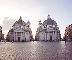 Roma'daki Piazza del Popolo: dikilitaş, ikiz kiliseler ve Caravaggio