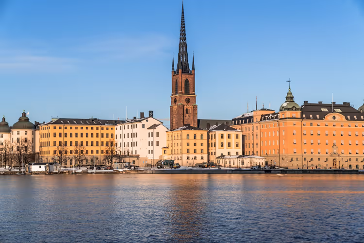 Gamla Stan am Wasser mit dem Turm der Riddarholmskyrkan