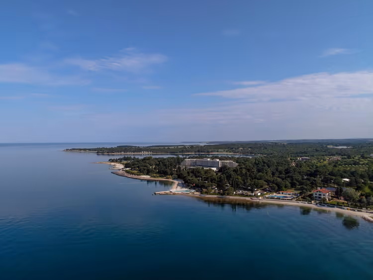 Flyfoto av kysten med Kempinski Adriatic Hotel