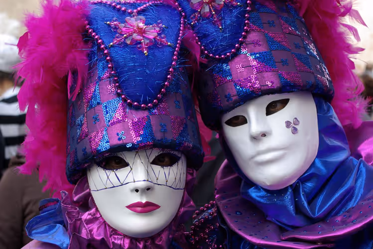 Venezianische Masken bei einem Karnevalsumzug