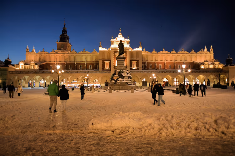Verlichte Sukiennice en het Mickiewicz-monument in de winter in Krakau