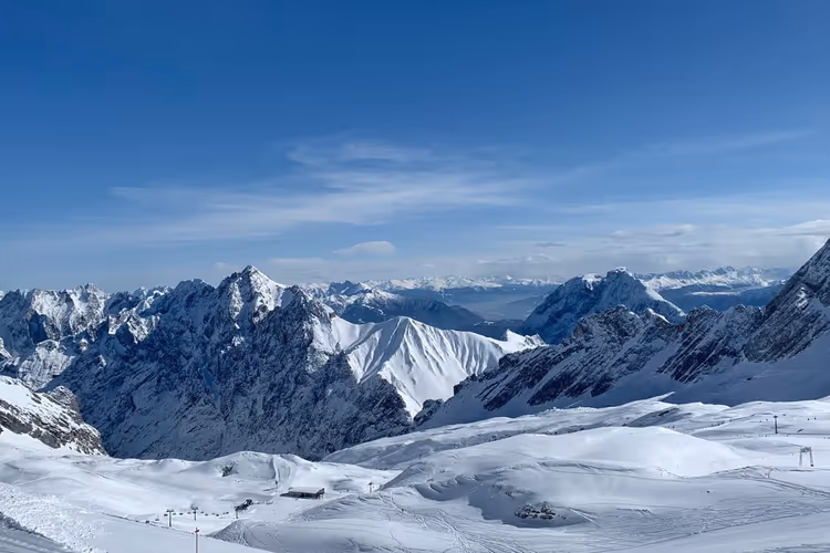 Alpine Skipiste im Winter