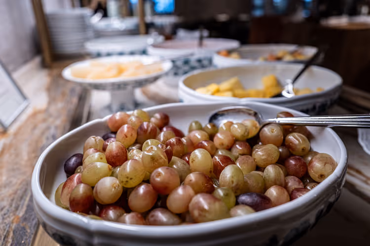 Druer i en hvit bolle på en buffet