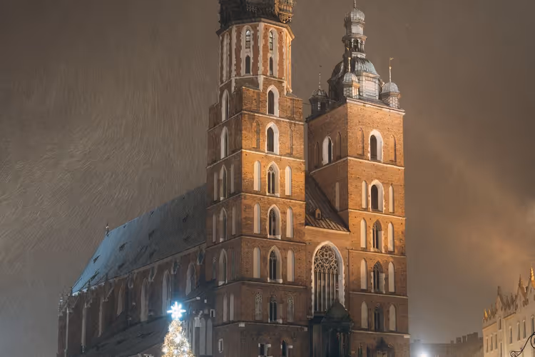 Sankta Maria-basilikan och julgran i vinter på Stortorget