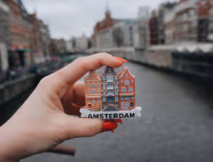 Souvenirs uit Amsterdam: 9 aankopen die niet in de kast belanden
