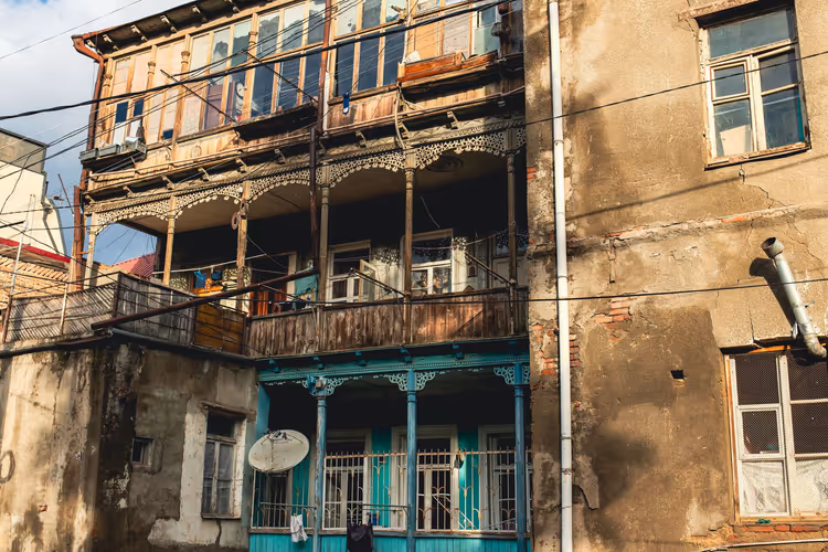 Gammelt hus i Tbilisi med utskårne trebalkonger
