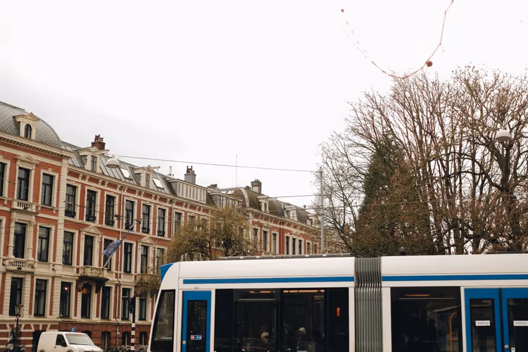 Spårvagn på en gata i Amsterdam