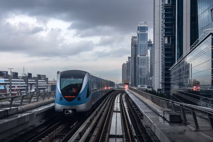 Metrotrein op een verhoogd viaduct in Dubai