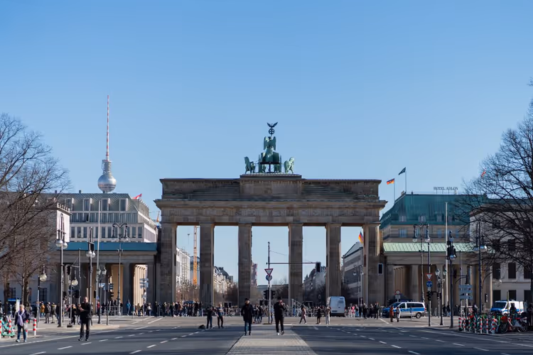 Touristen am Brandenburger Tor im Sommer